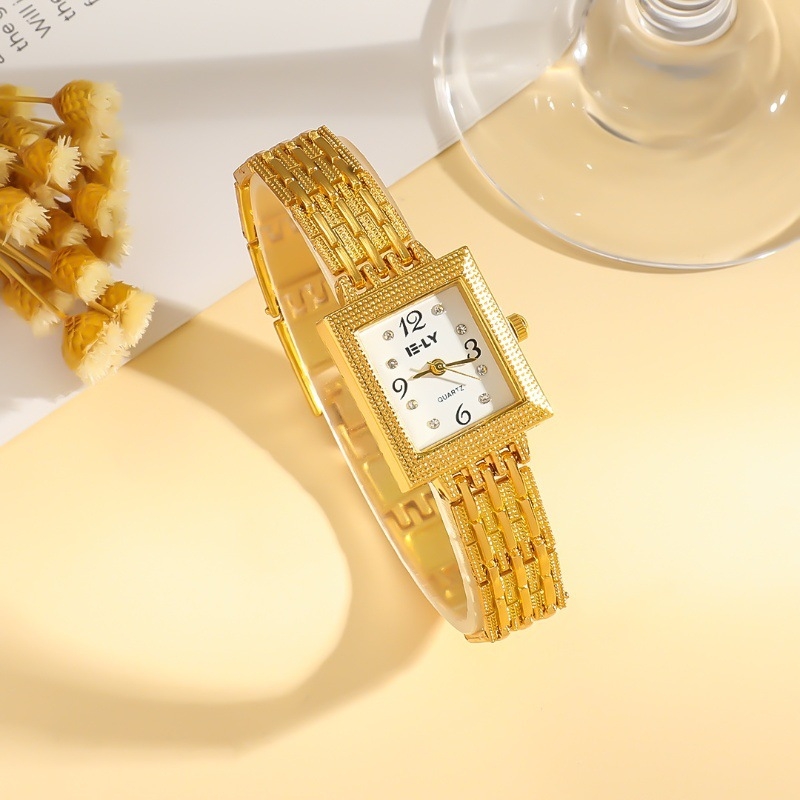 Ceas de damă quartz, cu cadran aurit cu cristale și brățară distinctivă (Mișcare: quartz; Cadran: rotund; Carcasă: aliaj; Curea: aliaj; Coroană: în formă de ceapă)