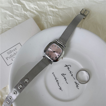 Женски часовник с квадратен циферблат и сплавна гривна, кварцов механизъм, корпус от сплав, закопчалка с щифт