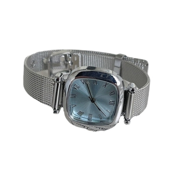 Женски часовник с квадратен циферблат и сплавна гривна, кварцов механизъм, корпус от сплав, закопчалка с щифт