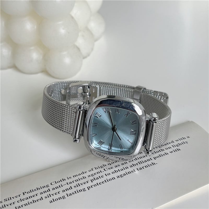 Женски часовник с квадратен циферблат и сплавна гривна, кварцов механизъм, корпус от сплав, закопчалка с щифт