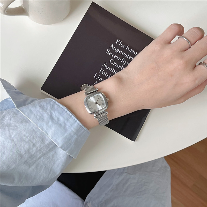 Женски часовник с квадратен циферблат и сплавна гривна, кварцов механизъм, корпус от сплав, закопчалка с щифт