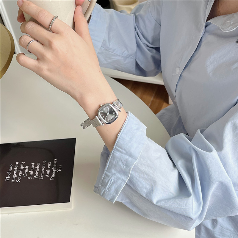 Женски часовник с квадратен циферблат и сплавна гривна, кварцов механизъм, корпус от сплав, закопчалка с щифт