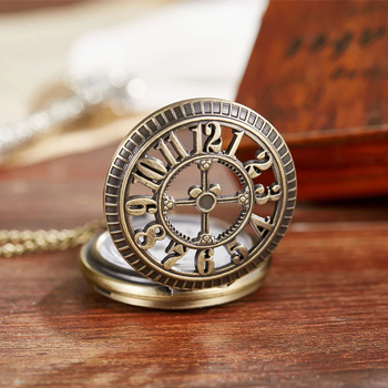 Bronzas caurspīdīgs dizains kvarca kabatas pulkstenim ar kulonu uz džemperi ar arābu cipariem (pasaules laiks; korpuss no sakaļas; apaļš cipferis; spirālkorona)