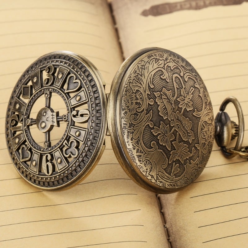 Zsebóra, antik római számokkal, kvarc mozgás, világidő, testreszabható logó