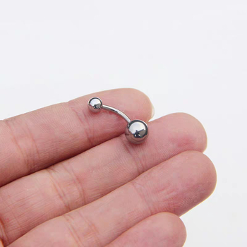 Pilvo mygtuko auskaras su geometrine forma, G23 titano lydinys, įdėtieji cirkoniai