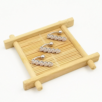 S925 sudraba nabas gredzens ar pieciem maziem sirds veidotiem diamantiem un invertētā aizvēršana