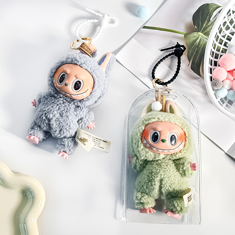 Geantă de depozitare suspendată – formă cub, husă PVC protecție la praf pentru păpușă pluș și pandantiv