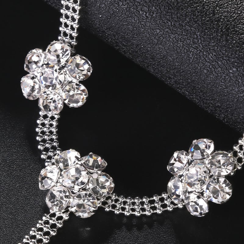 Lanț de corp tip thong cu cristale și design cu floare din diamant – accesoriu sexy pentru femei