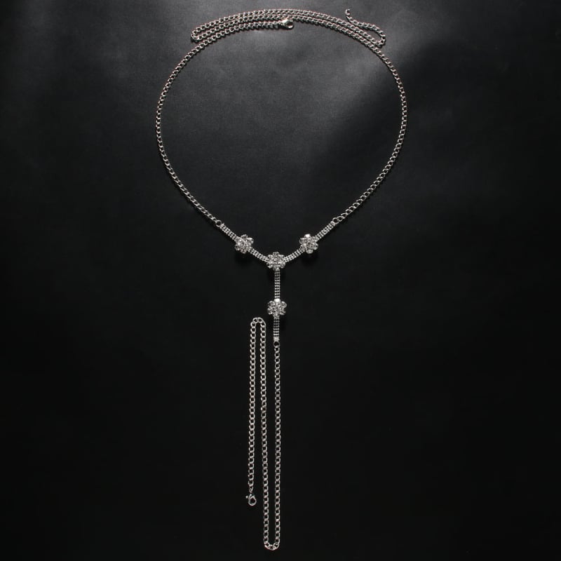Lanț de corp tip thong cu cristale și design cu floare din diamant – accesoriu sexy pentru femei