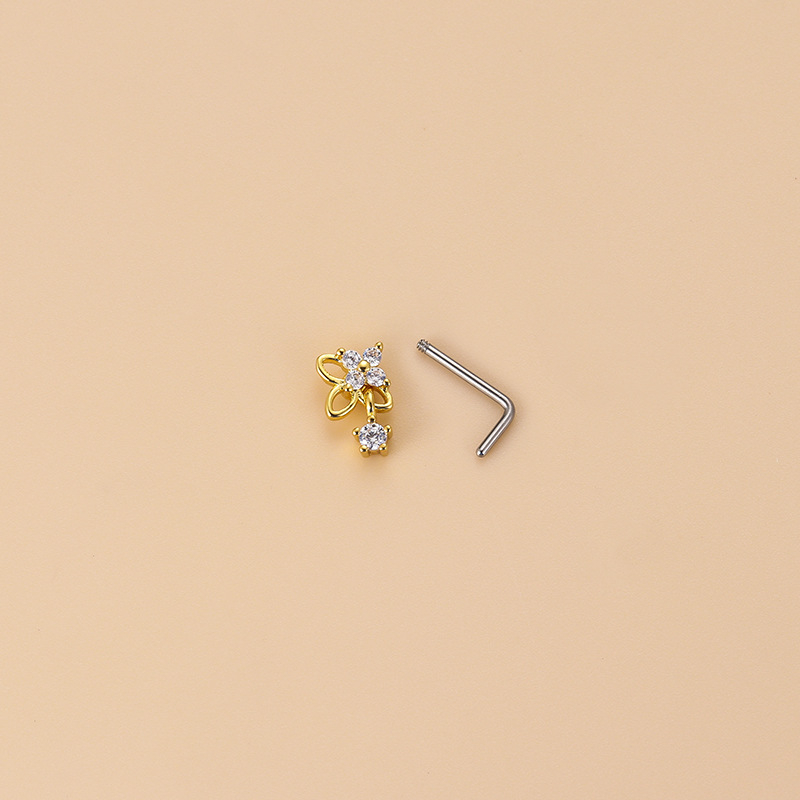 L alakú fém orrtű cirkón kristályokkal, virág minta