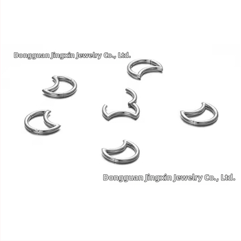 Titāna sakausējuma deguna gredzens, pusmēness formas, pulēta virsma, universāls stil, dabīgs izskats.