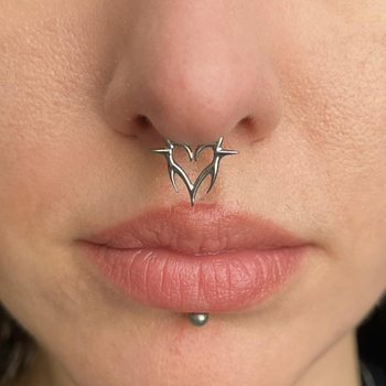 Orrgyűrű titánium ötvözetből, szív alakú – uniszex, fényes felület, modell M2514