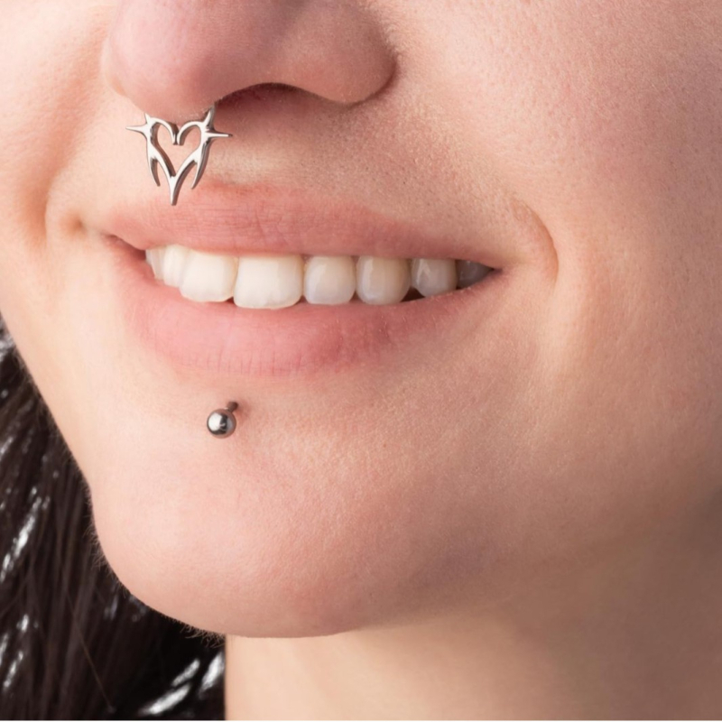 Orrgyűrű titánium ötvözetből, szív alakú – uniszex, fényes felület, modell M2514