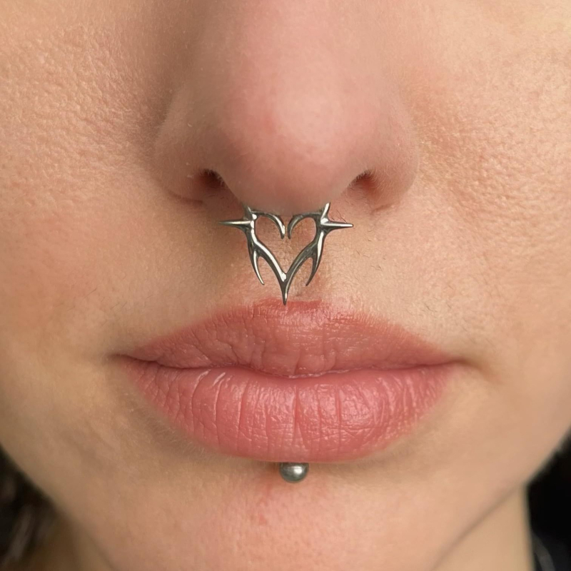 Orrgyűrű titánium ötvözetből, szív alakú – uniszex, fényes felület, modell M2514