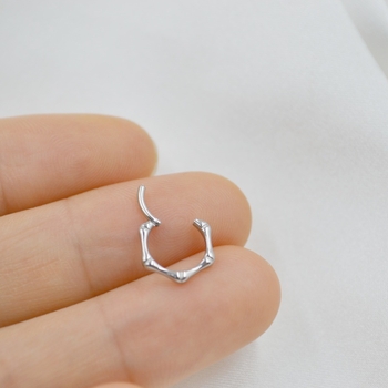 Пиърсинг бижута от титаниева сплав ASTM F136 за нос септум — геометричен сегментен носен пръстен