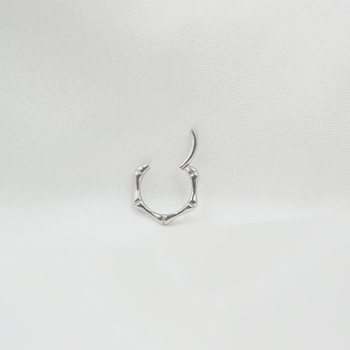 Пиърсинг бижута от титаниева сплав ASTM F136 за нос септум — геометричен сегментен носен пръстен