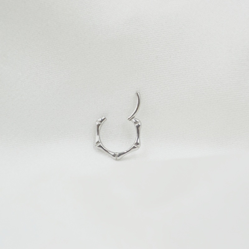 Пиърсинг бижута от титаниева сплав ASTM F136 за нос септум — геометричен сегментен носен пръстен