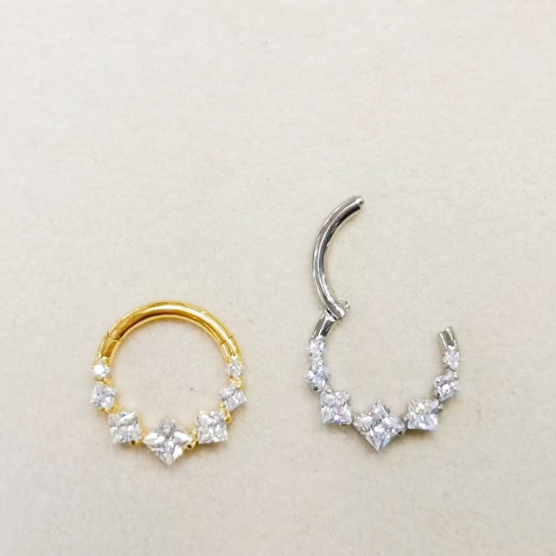 Inel de nas cu cristale zirconiu, aliaj de titan (ASTM F136, cristal Gy122s, placare electroplatină, formă geometrică)