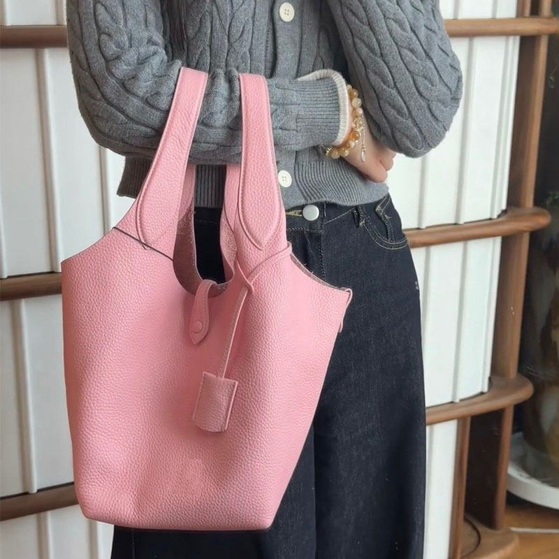 Õiges nahast bucket-kott, esimesest kihist veise nahk, vooder nahk, köisvoldiga sulgemine, sisemine mobiiltelefoni tasku