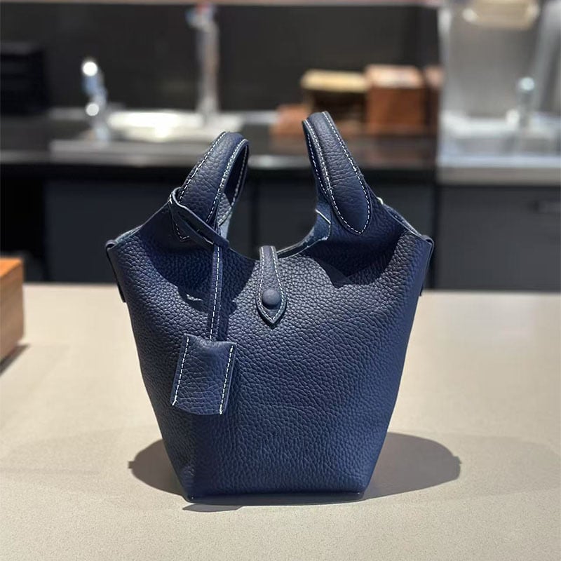 Õiges nahast bucket-kott, esimesest kihist veise nahk, vooder nahk, köisvoldiga sulgemine, sisemine mobiiltelefoni tasku