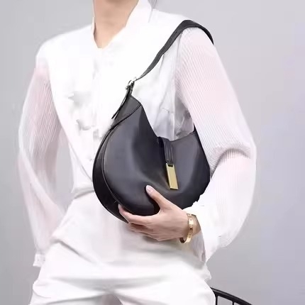 Geantă tote din piele naturală, formă rotundă, închidere cu lacăt, căptușeală din poliester, numeroase buzunare interioare