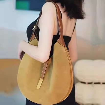 Geantă tote din piele naturală, formă rotundă, închidere cu lacăt, căptușeală din poliester, numeroase buzunare interioare