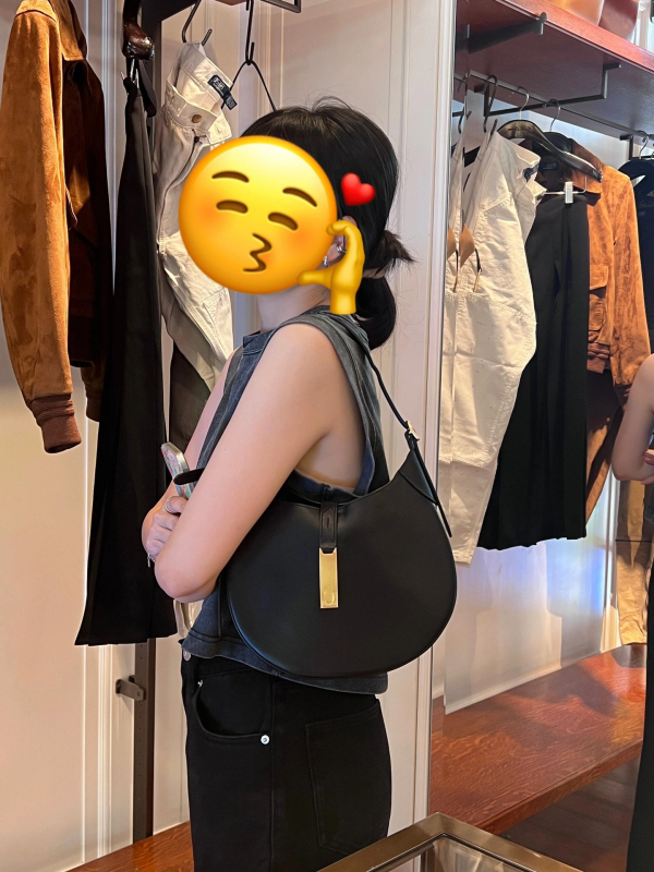 Geantă tote din piele naturală, formă rotundă, închidere cu lacăt, căptușeală din poliester, numeroase buzunare interioare