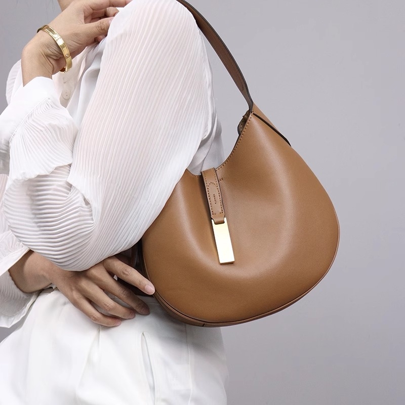 Geantă tote din piele naturală, formă rotundă, închidere cu lacăt, căptușeală din poliester, numeroase buzunare interioare