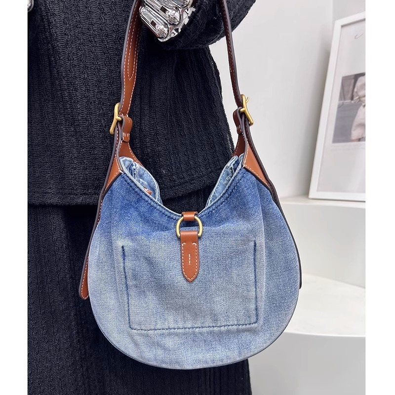 Geantă tote din piele naturală, formă rotundă, închidere cu lacăt, căptușeală din poliester, numeroase buzunare interioare