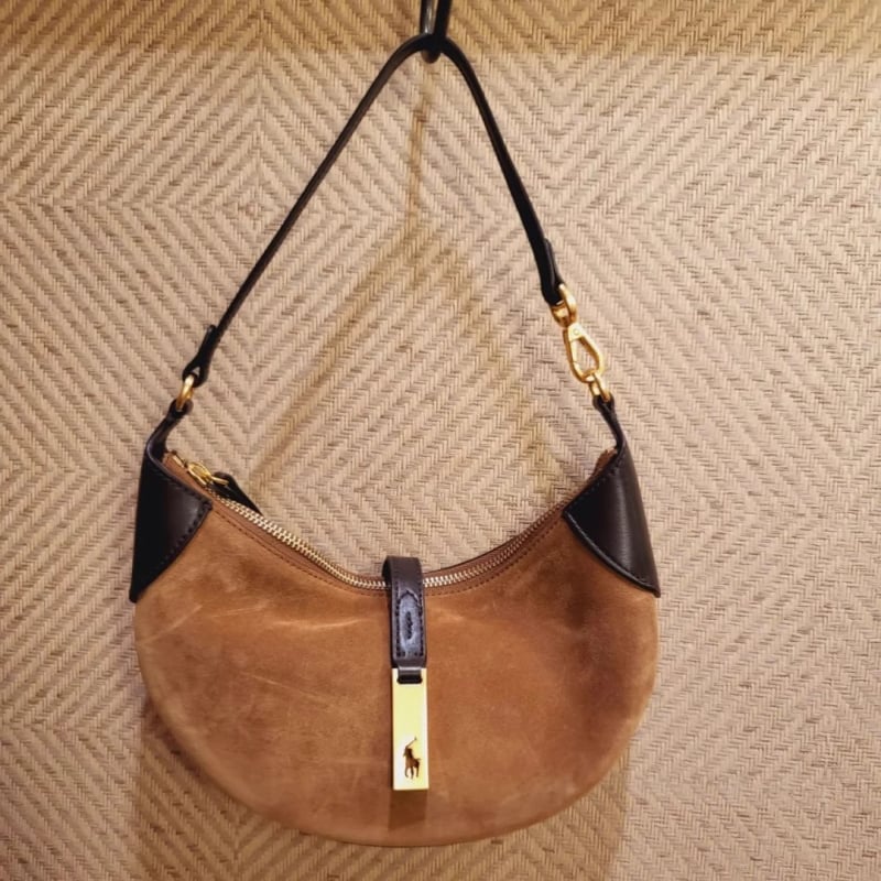 Geantă tote din piele naturală, formă rotundă, închidere cu lacăt, căptușeală din poliester, numeroase buzunare interioare