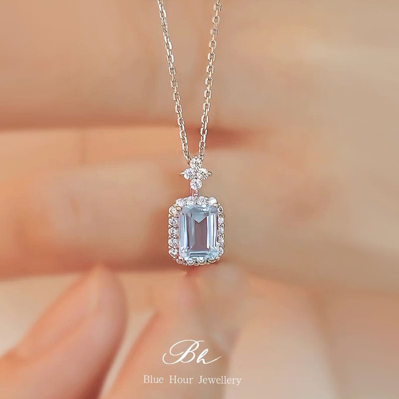 Colier din argint 925 cu cristale naturale de acvamarin și topaz, pandantiv în formă de sticlă de parfum, lanț încrucișat, greutate 2,5 g