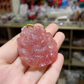 Kilenc farkú róka nyaklánc epres kristály medállal — Anyag: Kristály; Kristály típusa: Epres Kristály; Medál anyaga: Kristály; Lánc stílusa: Normál lánc