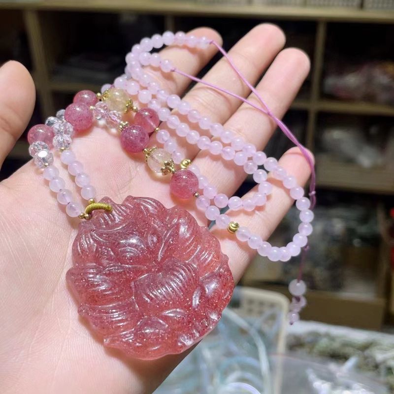 Kilenc farkú róka nyaklánc epres kristály medállal — Anyag: Kristály; Kristály típusa: Epres Kristály; Medál anyaga: Kristály; Lánc stílusa: Normál lánc