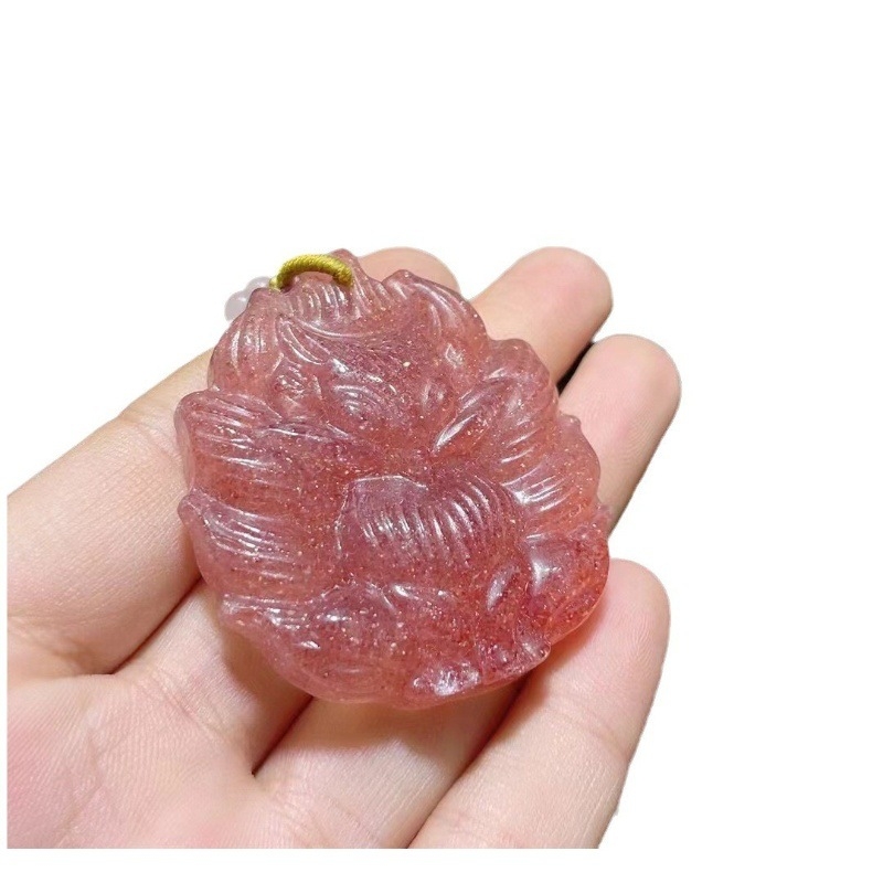 Kilenc farkú róka nyaklánc epres kristály medállal — Anyag: Kristály; Kristály típusa: Epres Kristály; Medál anyaga: Kristály; Lánc stílusa: Normál lánc