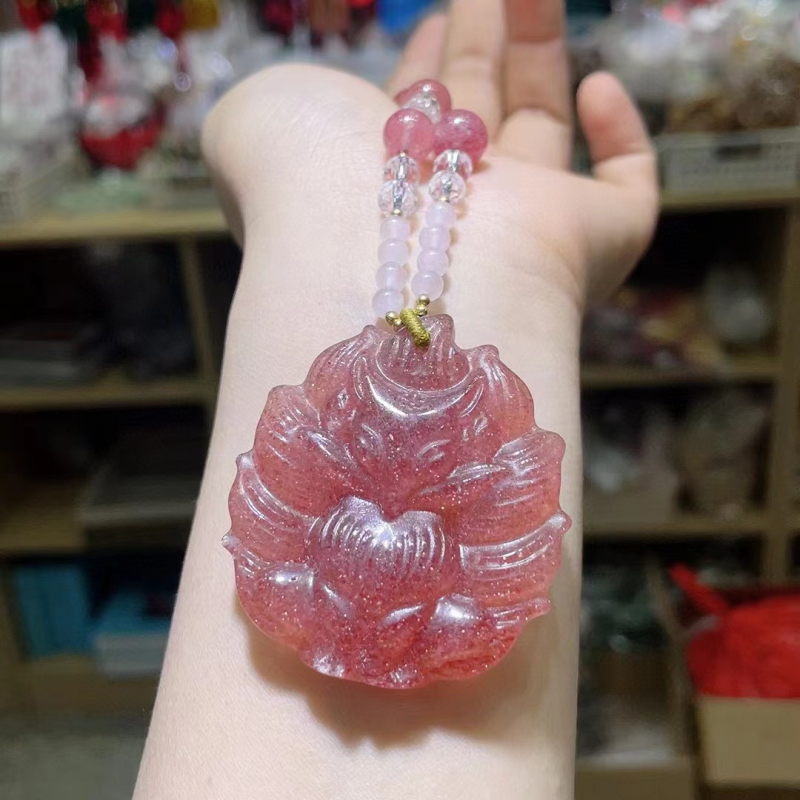 Kilenc farkú róka nyaklánc epres kristály medállal — Anyag: Kristály; Kristály típusa: Epres Kristály; Medál anyaga: Kristály; Lánc stílusa: Normál lánc