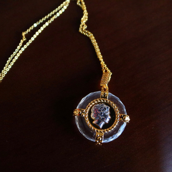 Μενταγιόν: φυσικός κρύσταλλος, μοτίβο βασίλισσας αρχαίου νομίσματος, ασήμι 925, φινίρισμα δύο τόνων ηλεκτροπλατίωσης