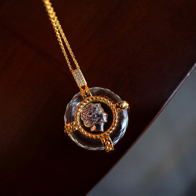 Μενταγιόν: φυσικός κρύσταλλος, μοτίβο βασίλισσας αρχαίου νομίσματος, ασήμι 925, φινίρισμα δύο τόνων ηλεκτροπλατίωσης