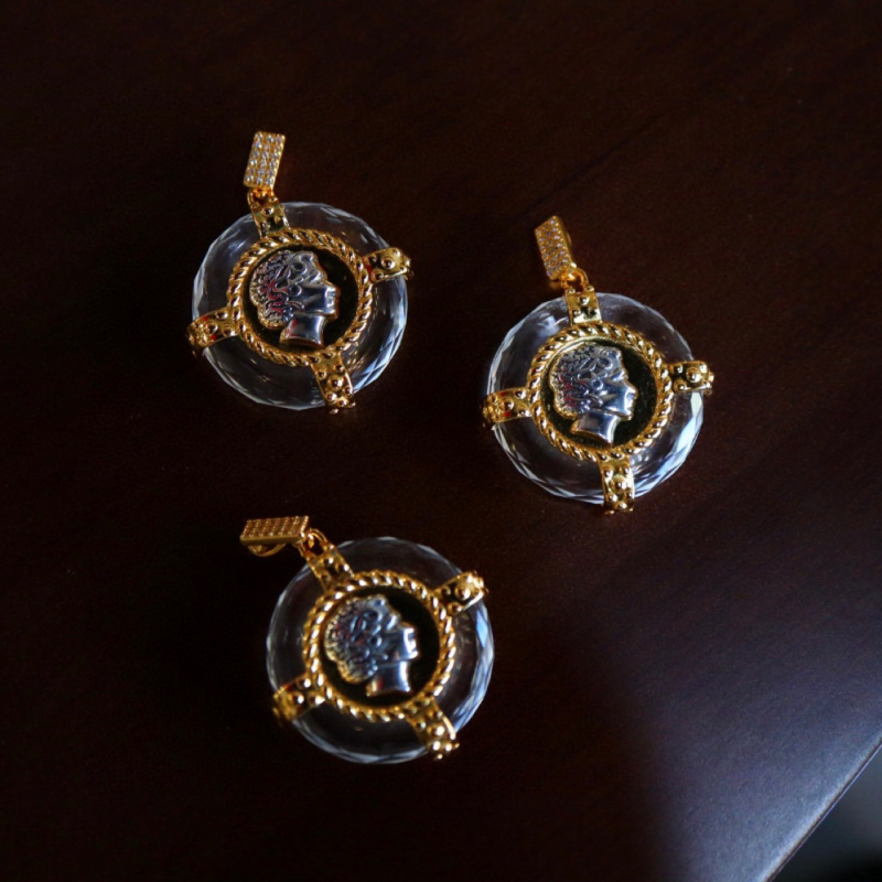 Μενταγιόν: φυσικός κρύσταλλος, μοτίβο βασίλισσας αρχαίου νομίσματος, ασήμι 925, φινίρισμα δύο τόνων ηλεκτροπλατίωσης