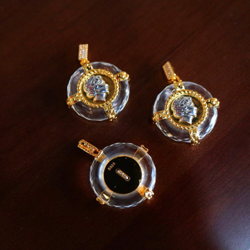 Μενταγιόν: φυσικός κρύσταλλος, μοτίβο βασίλισσας αρχαίου νομίσματος, ασήμι 925, φινίρισμα δύο τόνων ηλεκτροπλατίωσης