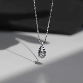 Réz nyaklánc cirkóniával berakott csepp alakú medállal, doboz lánccal, hossz 41–50 cm