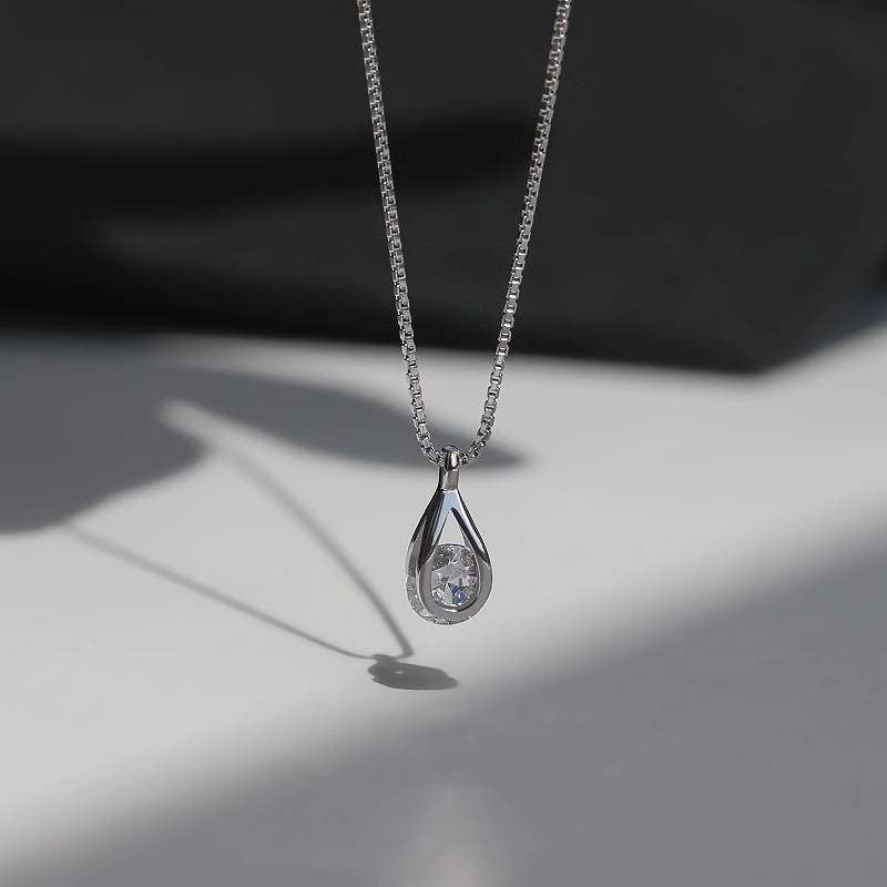 Réz nyaklánc cirkóniával berakott csepp alakú medállal, doboz lánccal, hossz 41–50 cm