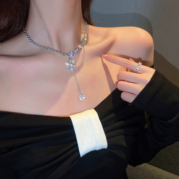 Hópehely nyaklánc titánium- acélból, diamants felülettel, csavart lánccal, ötvözet medállal, nők számára