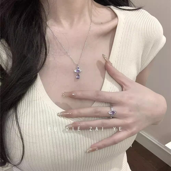 Réz nyaklánc csepp alakú medállal, szabályos lánccal, elektroplakált felülettel, anyag: réz, stílus: könnyű luxus