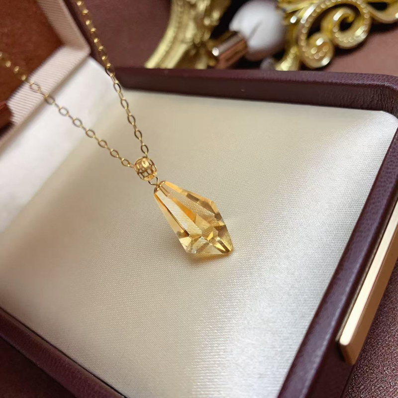 Citrin medál 18K arany záróval – szabad formájú, geometriai stílus, tavasz 2024