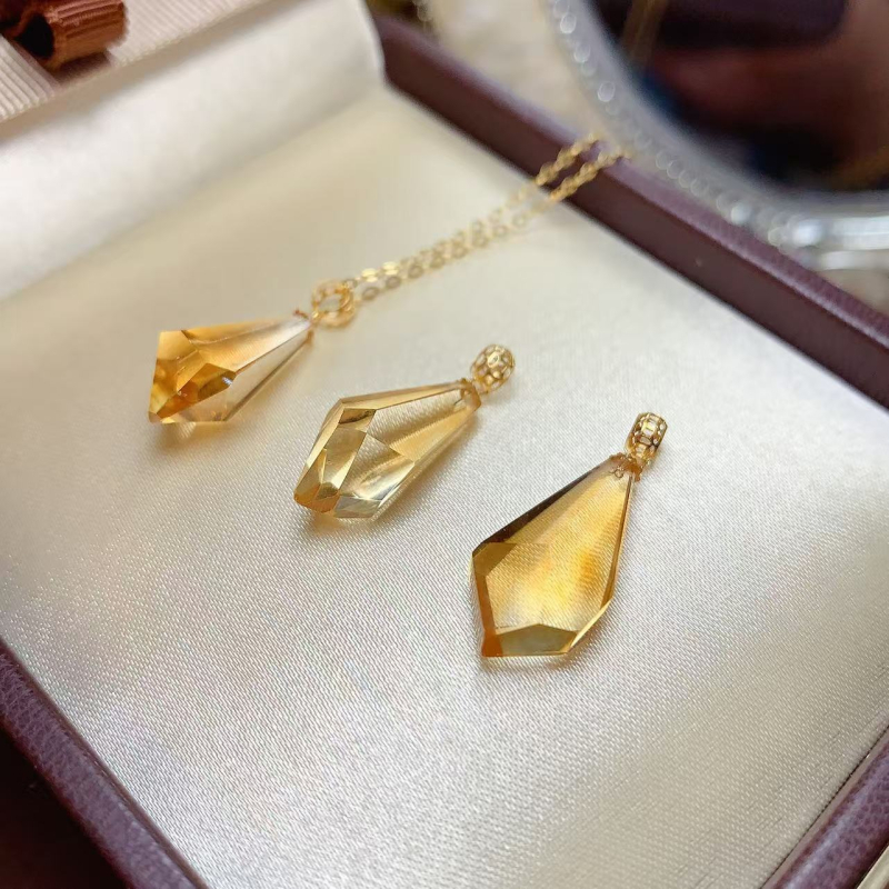 Citrin medál 18K arany záróval – szabad formájú, geometriai stílus, tavasz 2024