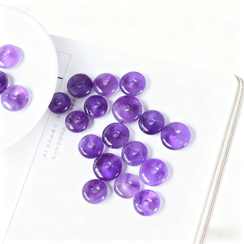 Geometriai mintázatú ametiszt medálos nyaklánc kristály biztonsági csattal, fényes felület