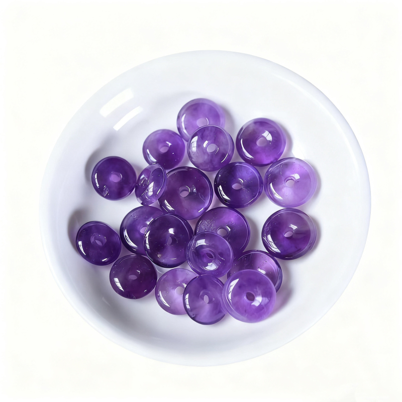 Geometriai mintázatú ametiszt medálos nyaklánc kristály biztonsági csattal, fényes felület