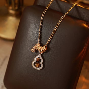 Tigriszsem-nyaklánc tök formájú gyöngyökkel, aranyozott réz medállal, normál lánccal, középkori stílus, irodalmi retro