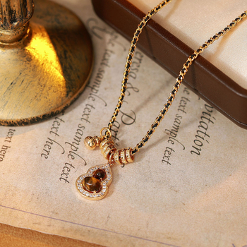 Tigriszsem-nyaklánc tök formájú gyöngyökkel, aranyozott réz medállal, normál lánccal, középkori stílus, irodalmi retro