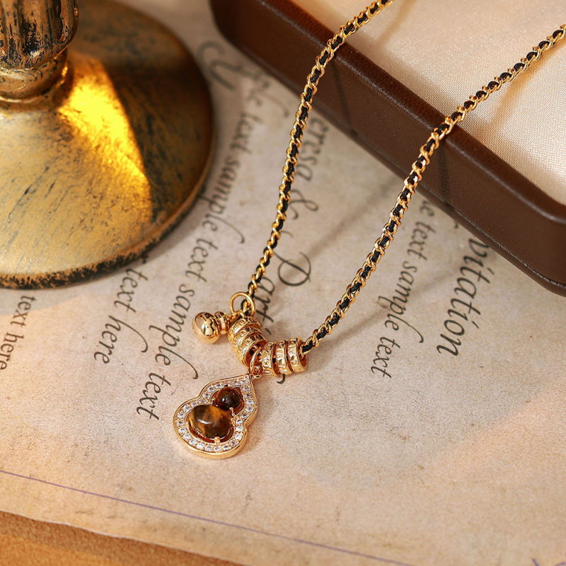 Tigriszsem-nyaklánc tök formájú gyöngyökkel, aranyozott réz medállal, normál lánccal, középkori stílus, irodalmi retro